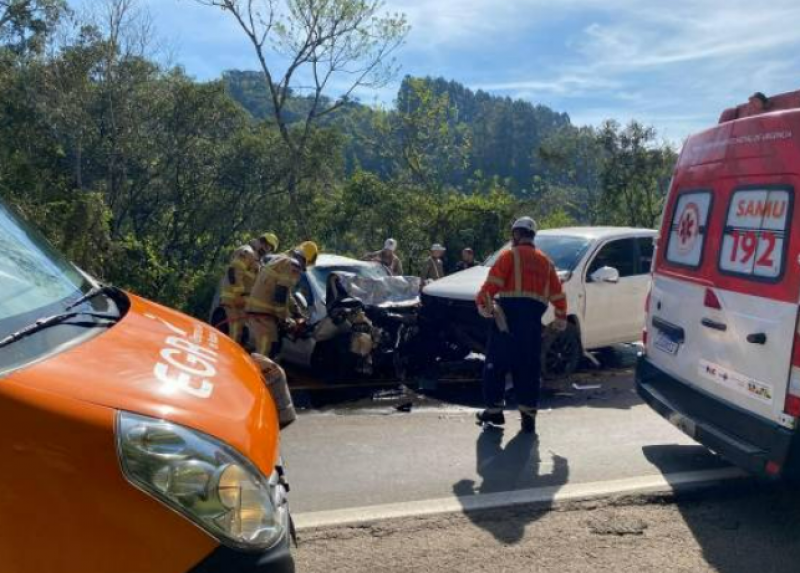 Duas pessoas morrem em colisão entre carros na RS-129, em Vespasiano Corrêa