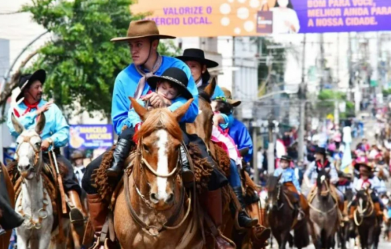 Rádio Cidade e RDFTV transmitem ao vivo o Desfile Farroupilha de Santo Ângelo neste sábado, 20