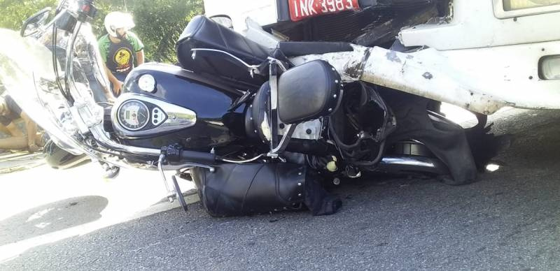 Homem é carregado por caminhão e moto é arrastada por 32km na BR-101