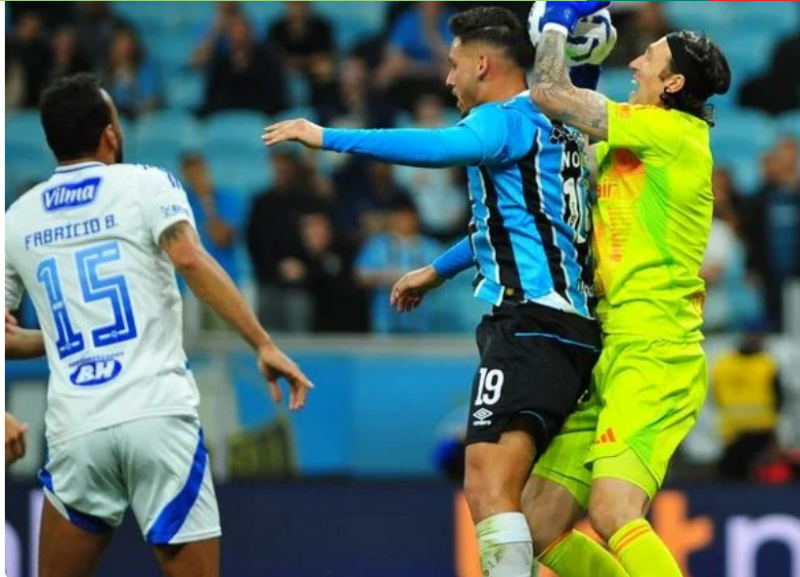 Grêmio luta até o fim, mas perde para o Cruzeiro na Arena por 1 a 0