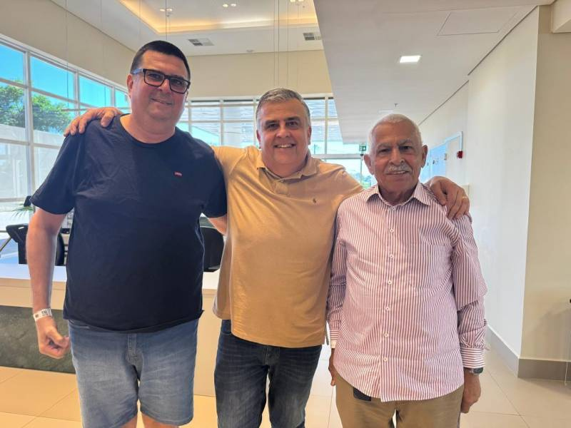 Quando a medicina encontra a família: cirurgião opera seus dois irmãos, pela mesma doe