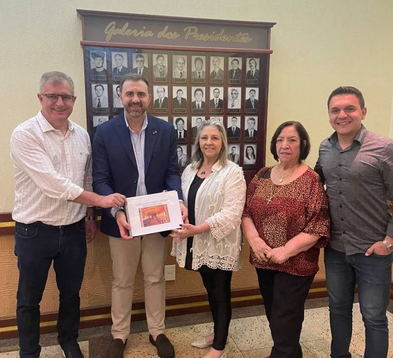 Presidente da Be8 S/A recebe projeto para restauro da Capela Verzeri