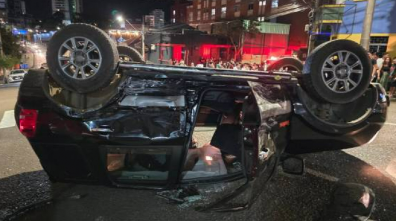 Acidente com capotamento deixa quatro feridos no centro de Passo Fundo