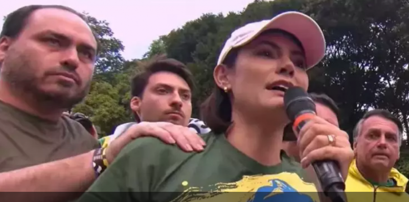 Filhos de Bolsonaro se unem contra Michelle e expõem racha público