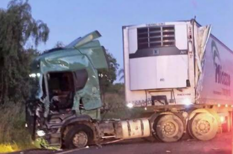 Colisão entre duas carretas e carro bloqueia pista da BR-285 em São Luiz Gonzaga