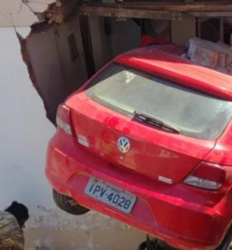 Carro desgovernado invade residência em Canguçu