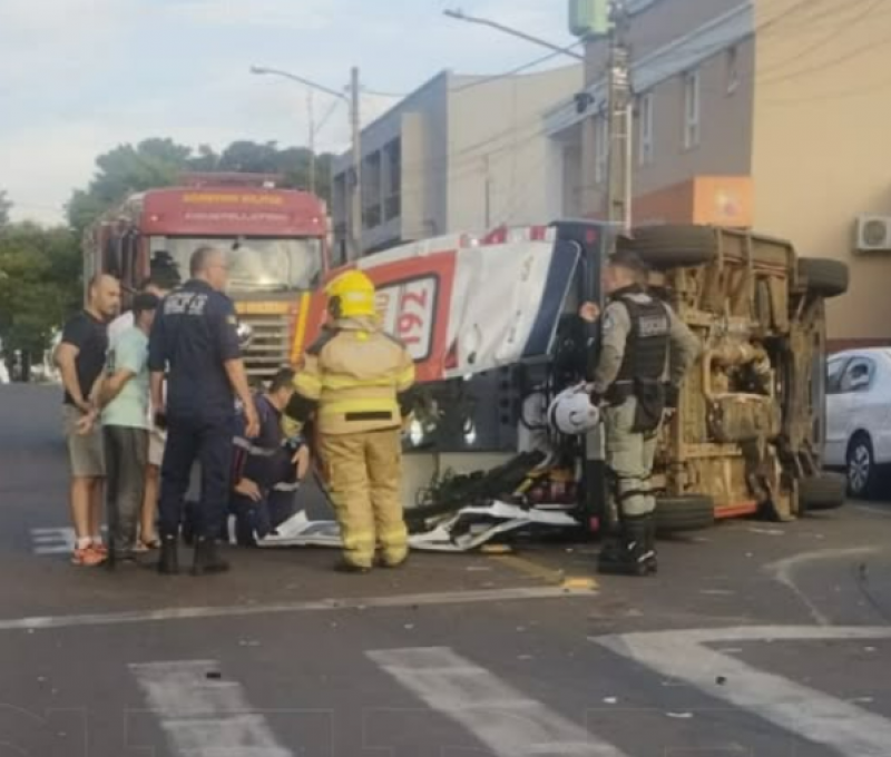Acidente envolvendo ambulância do SAMU é registrado no final da tarde deste sábado em Santo Ângelo