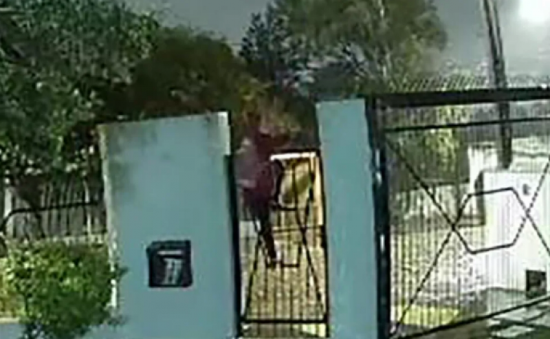 Ladrão cai sobre grades e tem suspeita de perfuração no pulmão ao tentar invadir casa para roubar