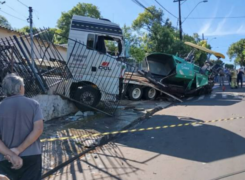 Caminhão desgovernado atinge duas casas e deixa feridos no bairro Planalto