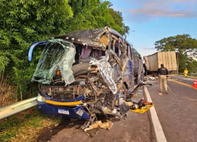 Motorista de ônibus de Crissiumal morre em colisão frontal na BR-386