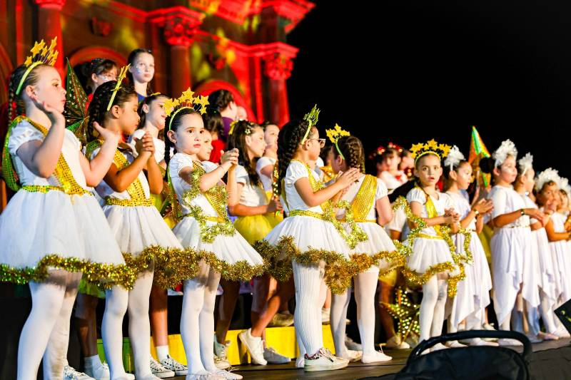 Espetáculo “A Magia do Natal” encanta público e lota a Praça Pinheiro Machado