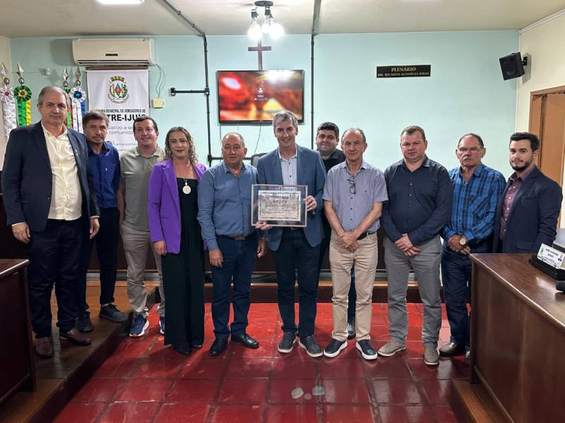 Câmara de Entre-Ijuís entrega Moção de Congratulação ao secretário da Cultura, deputado Eduardo Loureiro