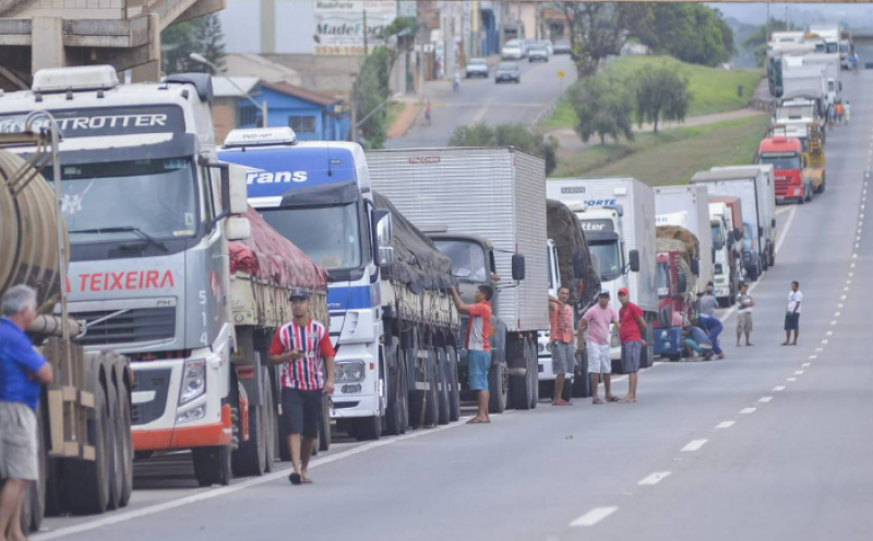 Caminhoneiros do GMR promovem carreata e jantar dançante para encerrar o ano em Santo Ângelo