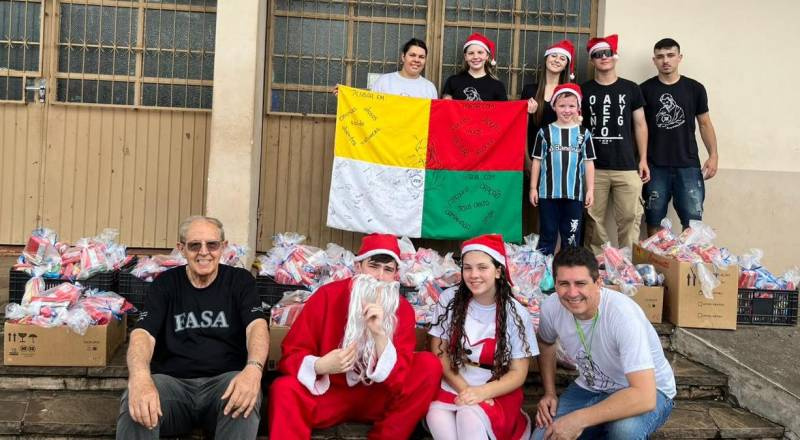 Grupo de jovens entrega 500 cestas de Natal para as crianças