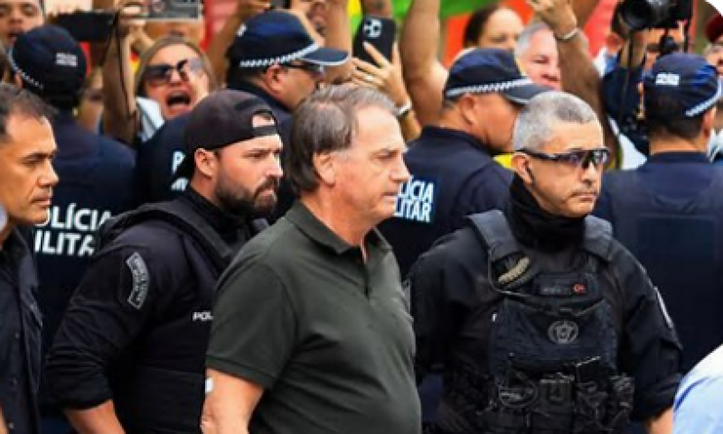 Em carta, Bolsonaro confirma pré-candidatura de Flávio à Presidência da República em 2026