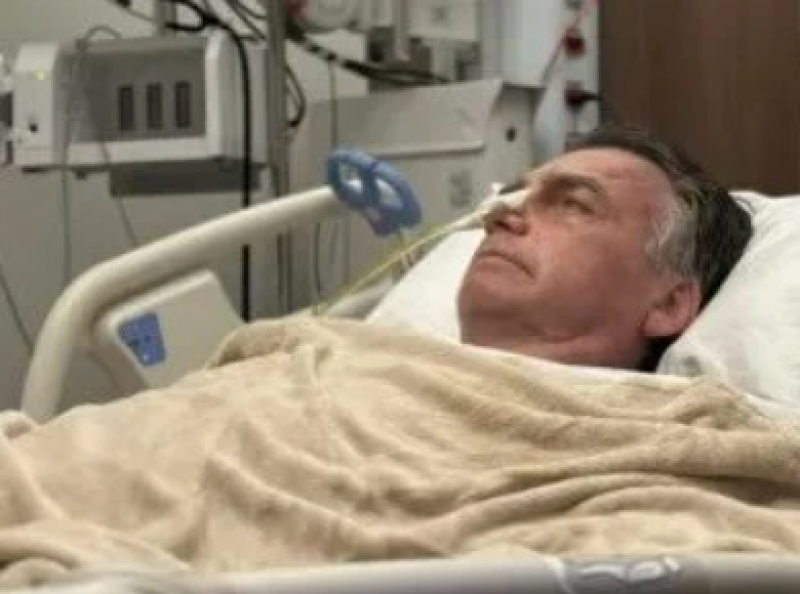 Carlos Bolsonaro divulga foto do pai internado e reclama do número de policiais mobilizados antes de cirurgia