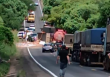 Carreta tomba na RS-342 e provoca novo acidente entre Cruz Alta e Ijuí