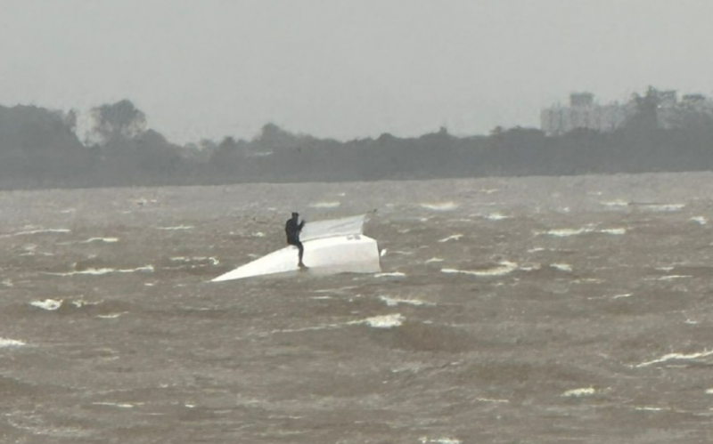 Temporal em Porto Alegre vira barco com dois velejadores no Guaíba