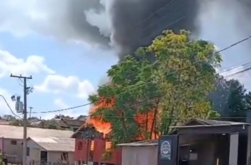 Incêndio atinge residência no bairro Glória, em Santa Rosa