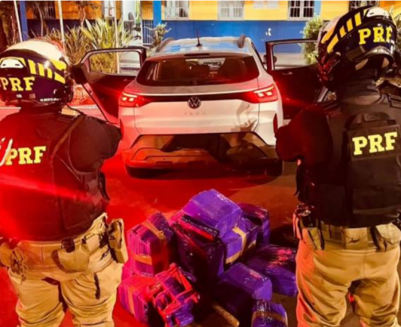 PRF apreende 143 kg de maconha com adolescente na BR-470