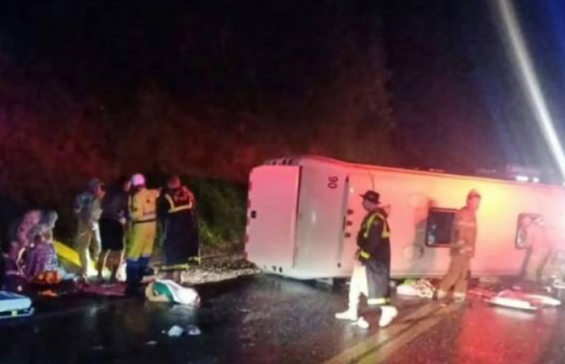 Grave acidente com micro-ônibus deixa um morto e vários feridos na BR-277, em Irati