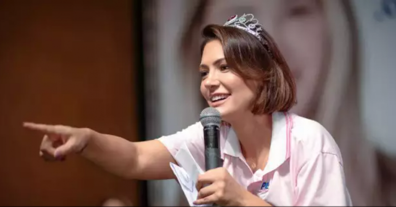 Michelle reage a alegoria de Bolsonaro como palhaço atrás das grades: “Preso por corrupção foi Lula”