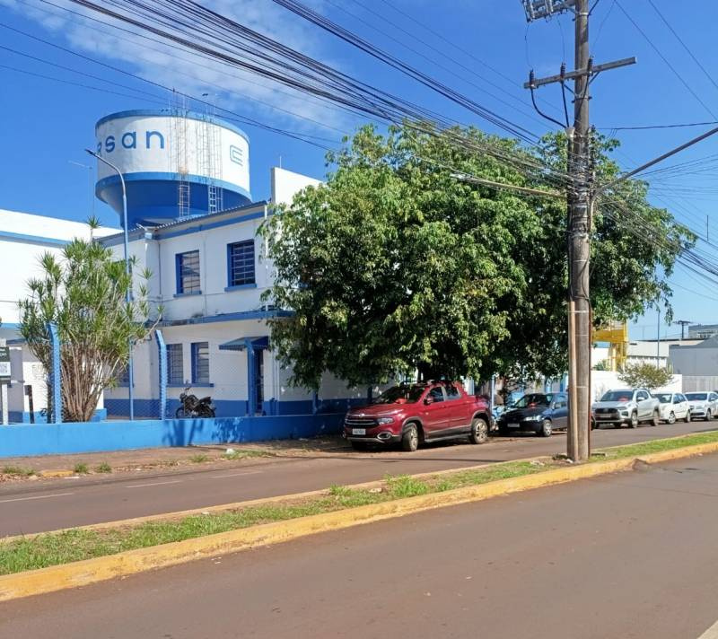 Comunidade cobra providências urgentes sobre árvore na Rua Antunes Ribas