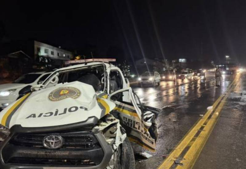 Viatura é atingida por caminhão e policiais ficam gravemente feridos na ERS-130, em Lajeado