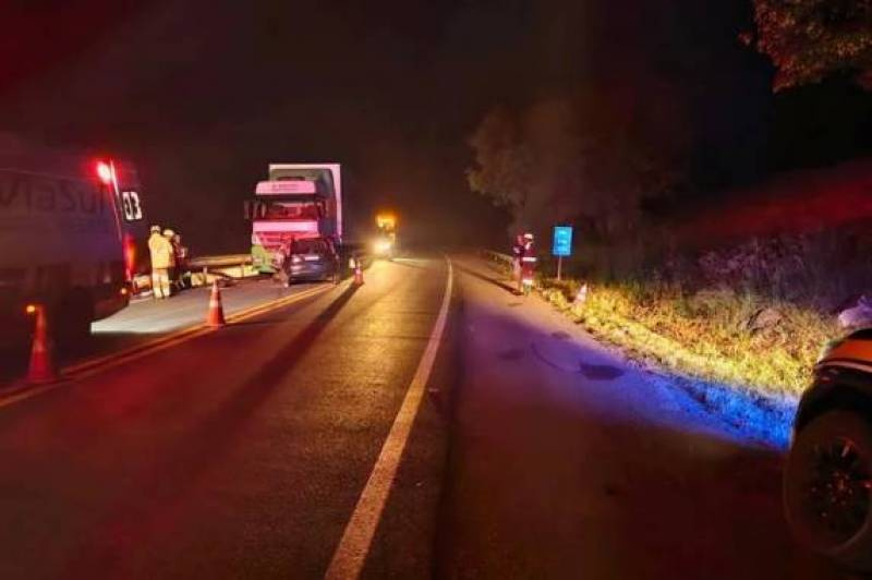 Acidente entre carro e carreta deixa dois mortos e três feridos na BR-386, em Soledade