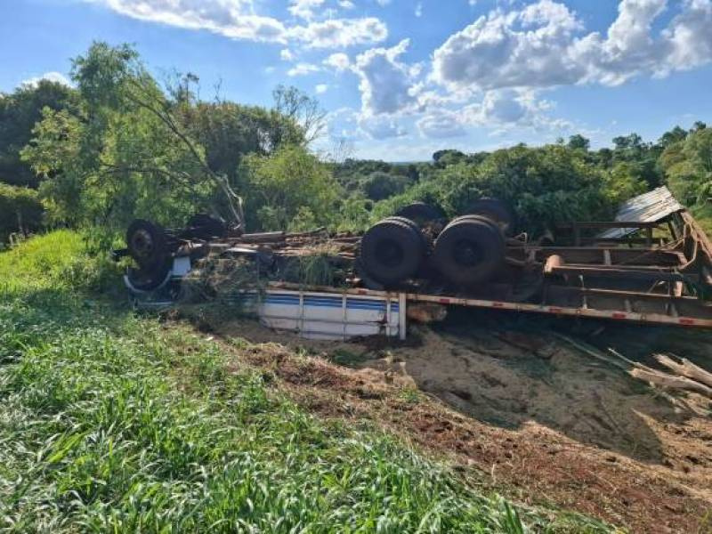 Caminhão capota após saída de pista na RS-218 entre Catuípe e Santo Ângelo