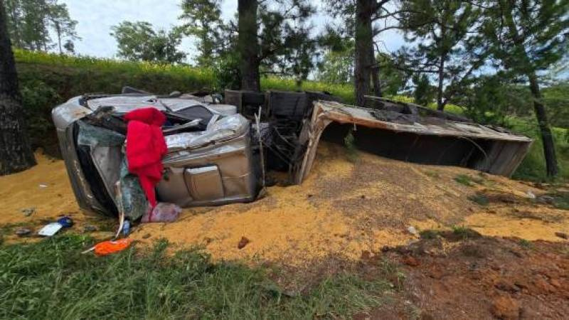Caminhão carregado com soja capota na ERS-463 entre Coxilha e Tapejara