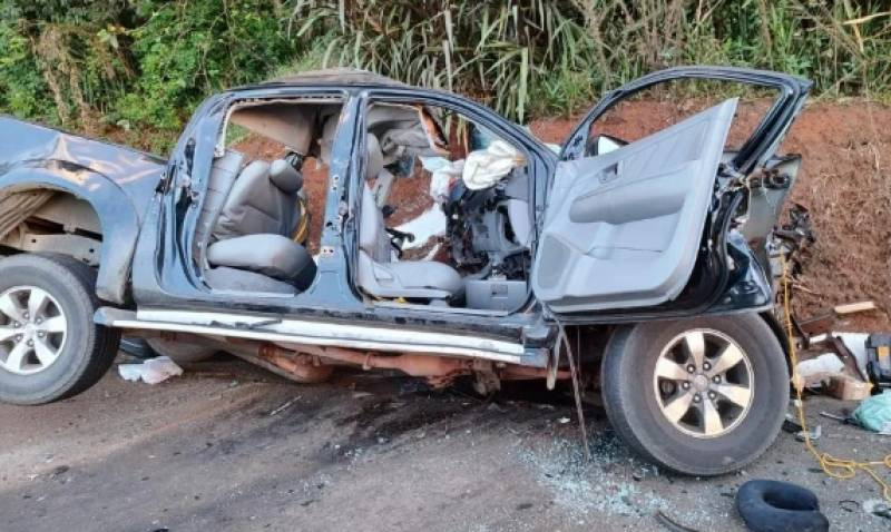 Três pessoas morrem em colisão entre caminhonete e caminhão na BR-282 no oeste catarinense