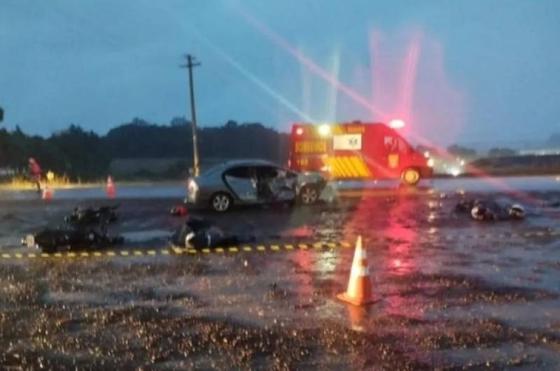Acidente entre carro e motos deixa dois mortos na ERS-324 na  noite deste domingo,22
