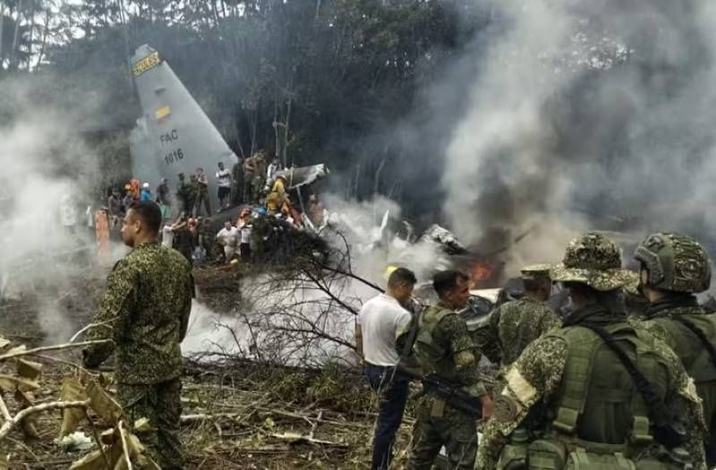 Avião militar com 125 a bordo cai na Colômbia; 8 morrem e 77 se ferem