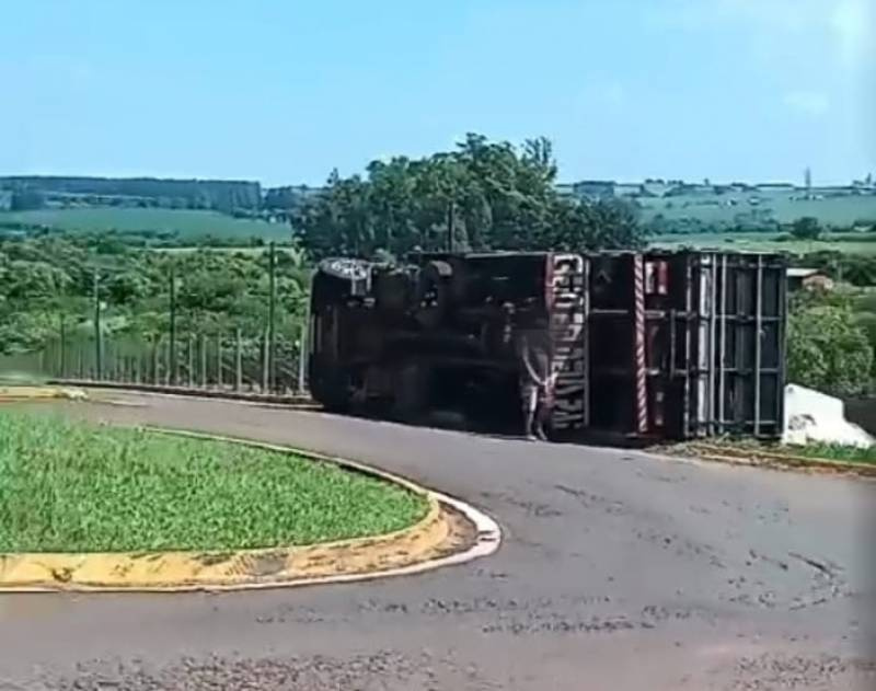 Caminhão tomba no trevo da Perimetral Norte e mobiliza equipes de segurança em Santo Ângelo