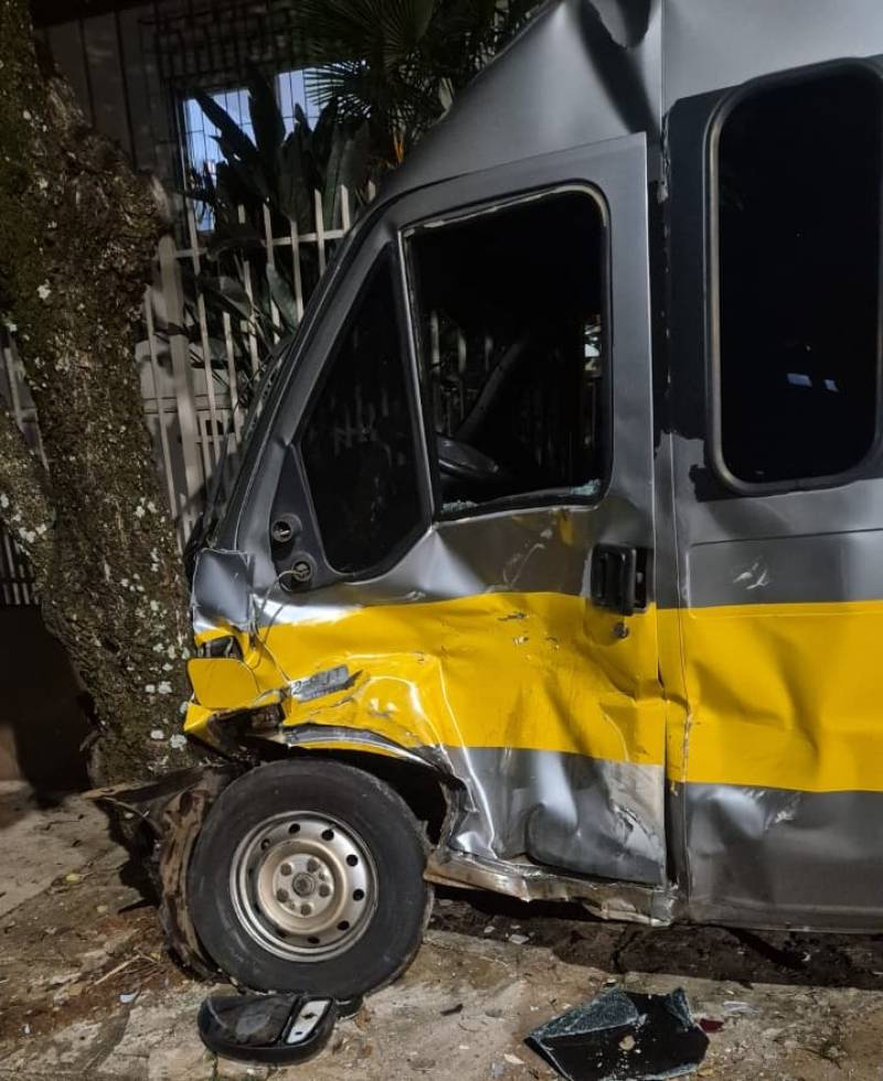 Acidente com van escolar deixa uma pessoa ferida em Ijuí