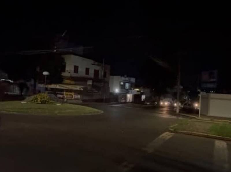 Cidade às escuras: falta de manutenção na iluminação pública revolta moradores de Santo Ângelo