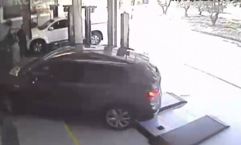 Veículo invade loja de serviço automotivo atingindo uma pessoa em Santo Ângelo