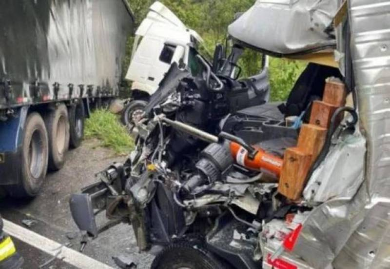 Grave acidente entre caminhões deixa motorista morto na BR-280
