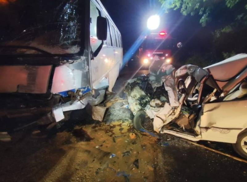 Colisão frontal entre carro e ônibus deixa um morto na SC-496