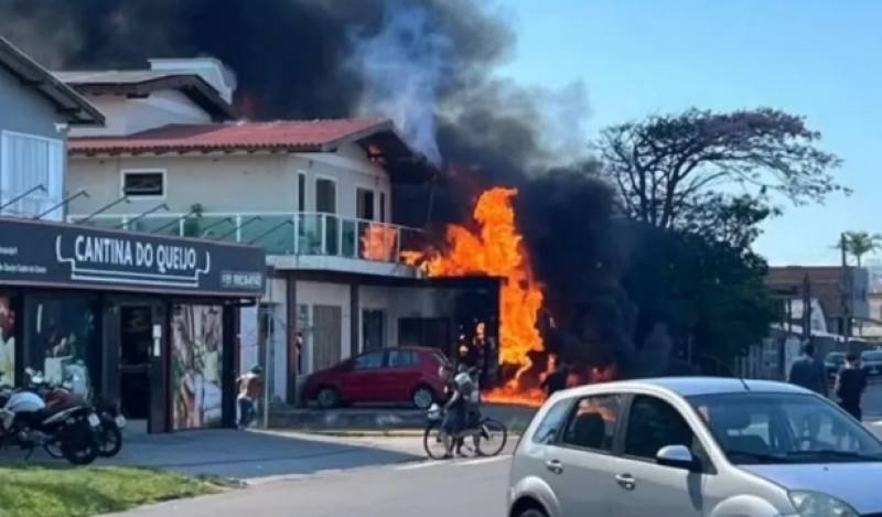 Avião de pequeno porte cai sobre área residencial em Capão da Canoa