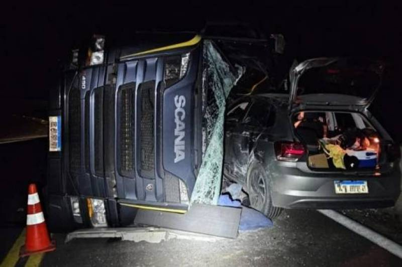 Acidente entre caminhão e carro deixa trânsito em meia pista na BR-116 em Vacaria