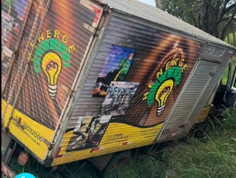 Caminhão sai da pista e tomba lateralmente no Trevo da Fenamilho em Santo Ângelo