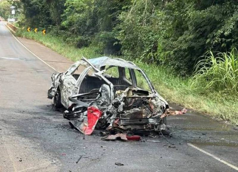 Colisão entre caminhão e utilitário deixa ferido e termina com veículo destruído por incêndio na ERS-569