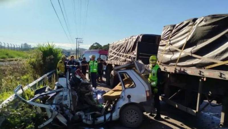 Colisão entre carreta e veículo de passeio deixa cinco mortos na SC-110