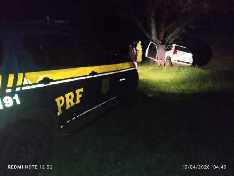 Mulher morre após saída de pista e colisão com árvore na BR-158, em Cruz Alta