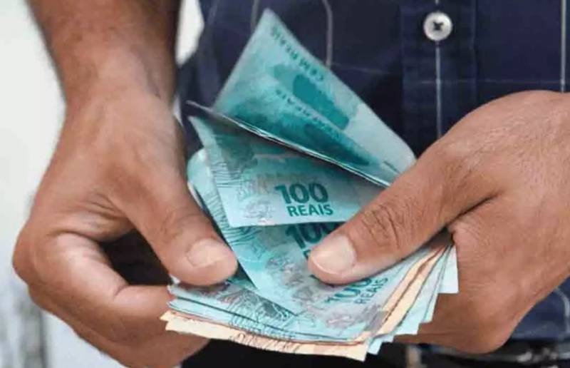 Quase 70% dos brasileiros têm dívidas; 41% não pagaram familiares e amigos após empréstimo