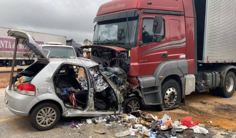 Seis pessoas de uma mesma família morrem em batida entre carro e carreta em rodovia mineira