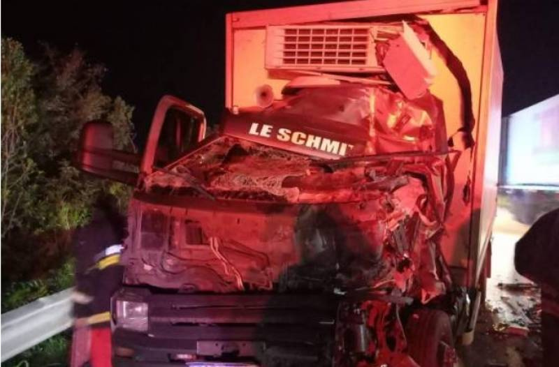 Caminhoneiro morre após colisão traseira na BR-116, em Tapes