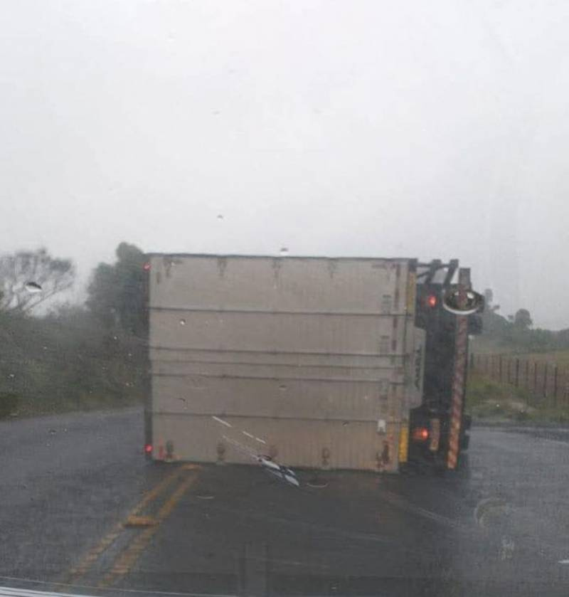 Ventos fortes tombam caminhão e derrubam árvores na RST-481, em Cruz Alta